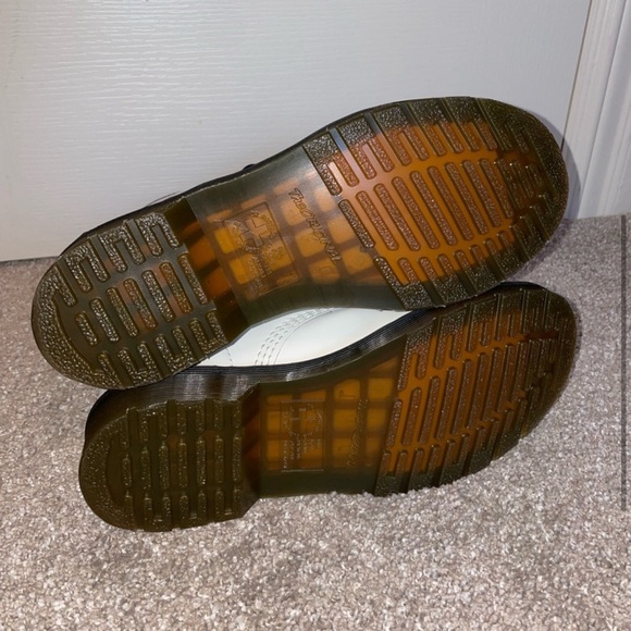 Dr Marten men’s 6 / women’s 8 1460 LEATHER LACE UP BOOTS (Practically NEW) - Picture 3 of 7